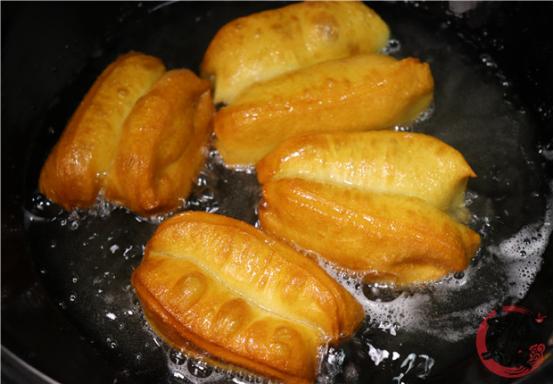 一包奶一个鸡蛋一碗面怎样做油条,自制油条只要一碗面粉一个鸡蛋