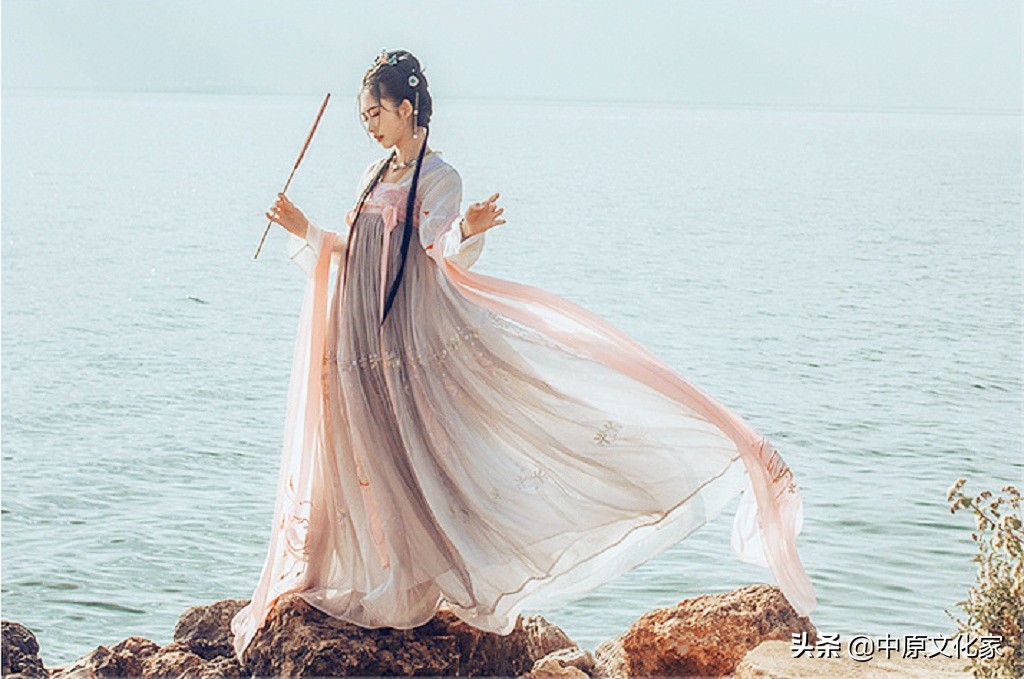 唐代女人上穿短襦或衫下着长裙，佩披帛，显得如此高贵而自信
