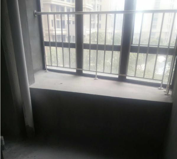 卫生间才多大面积，还被飘窗占了空间想砸掉！物业：我在盯着你家