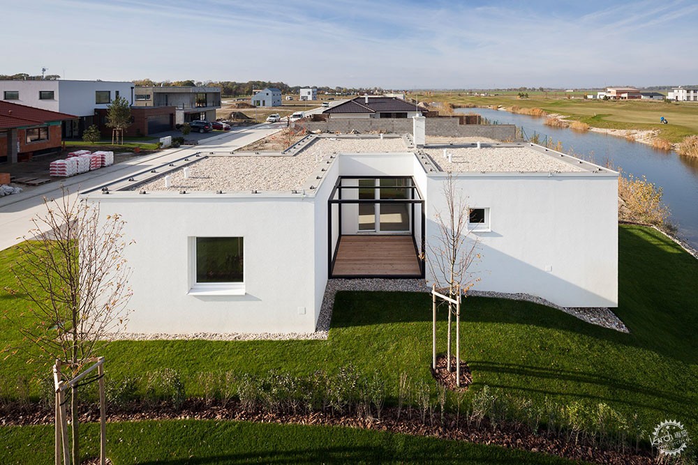 将“竖直”与“水平”完美组合的度假小屋