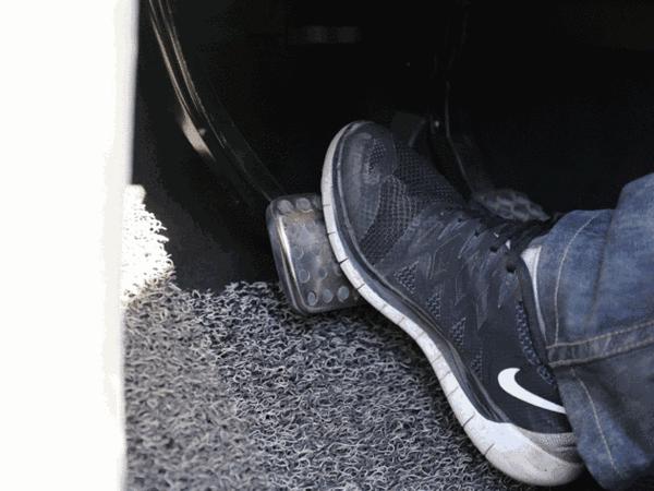 自动挡汽车可以用左脚踩刹车吗,为什么自动挡的车左脚不能踩刹车