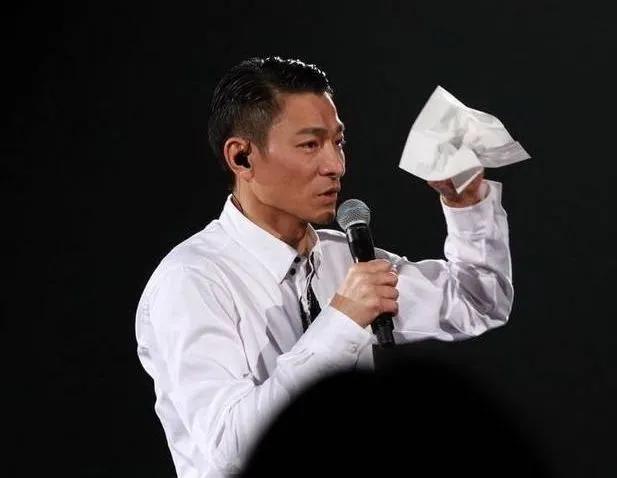 别讨论吴亦凡了，请所有男星按这位的标准“内卷”