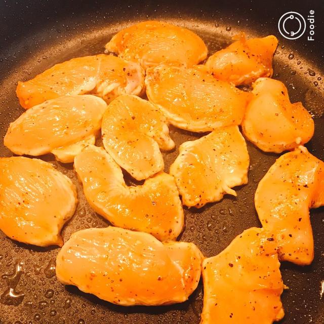 煎鸡胸肉怎么做都发柴？切肉是关键，教你一招怎么烹饪都肉质嫩