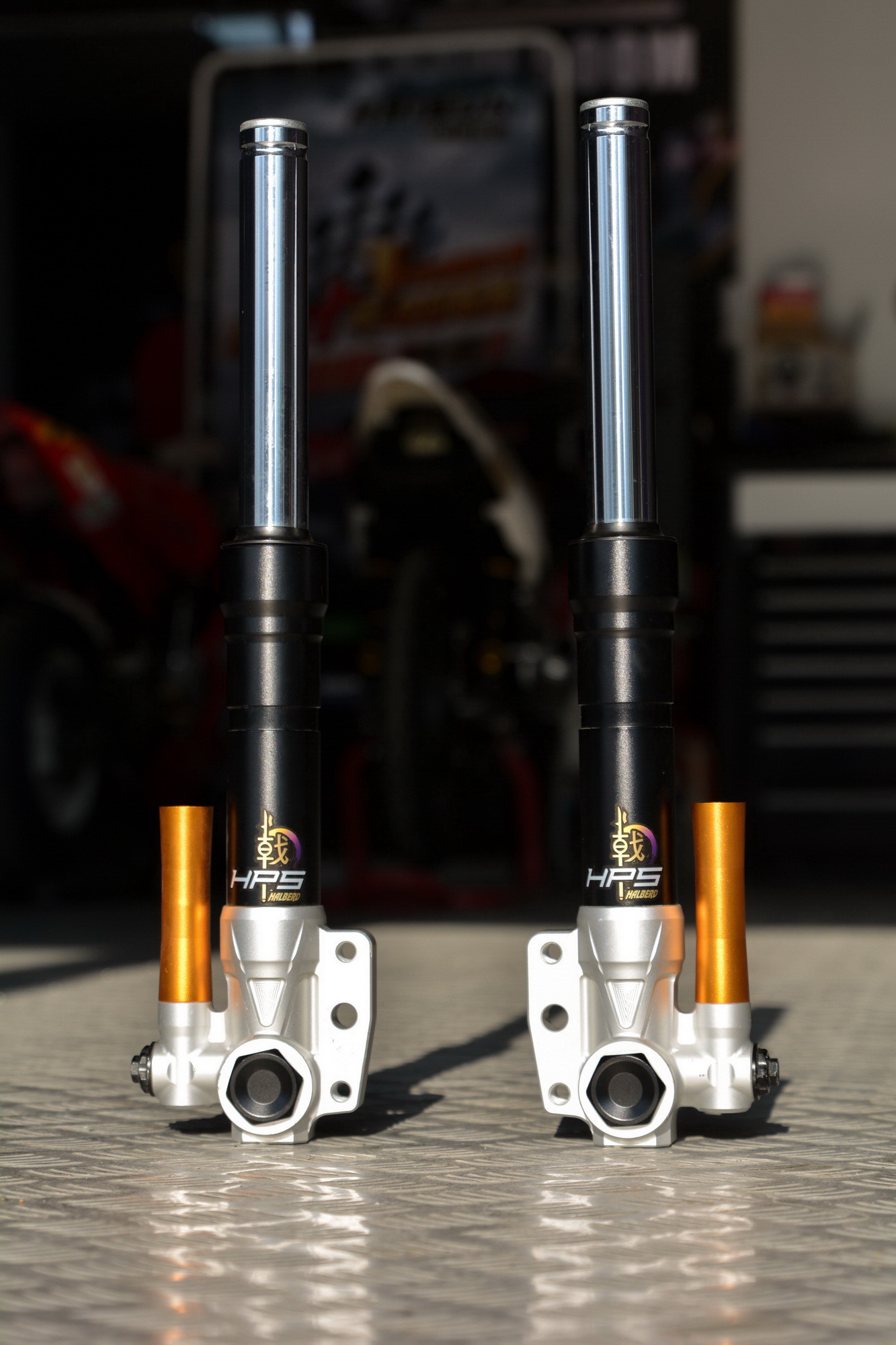 提高了稳定性与舒适度！野蛮公牛HPS前叉、XPS后减震