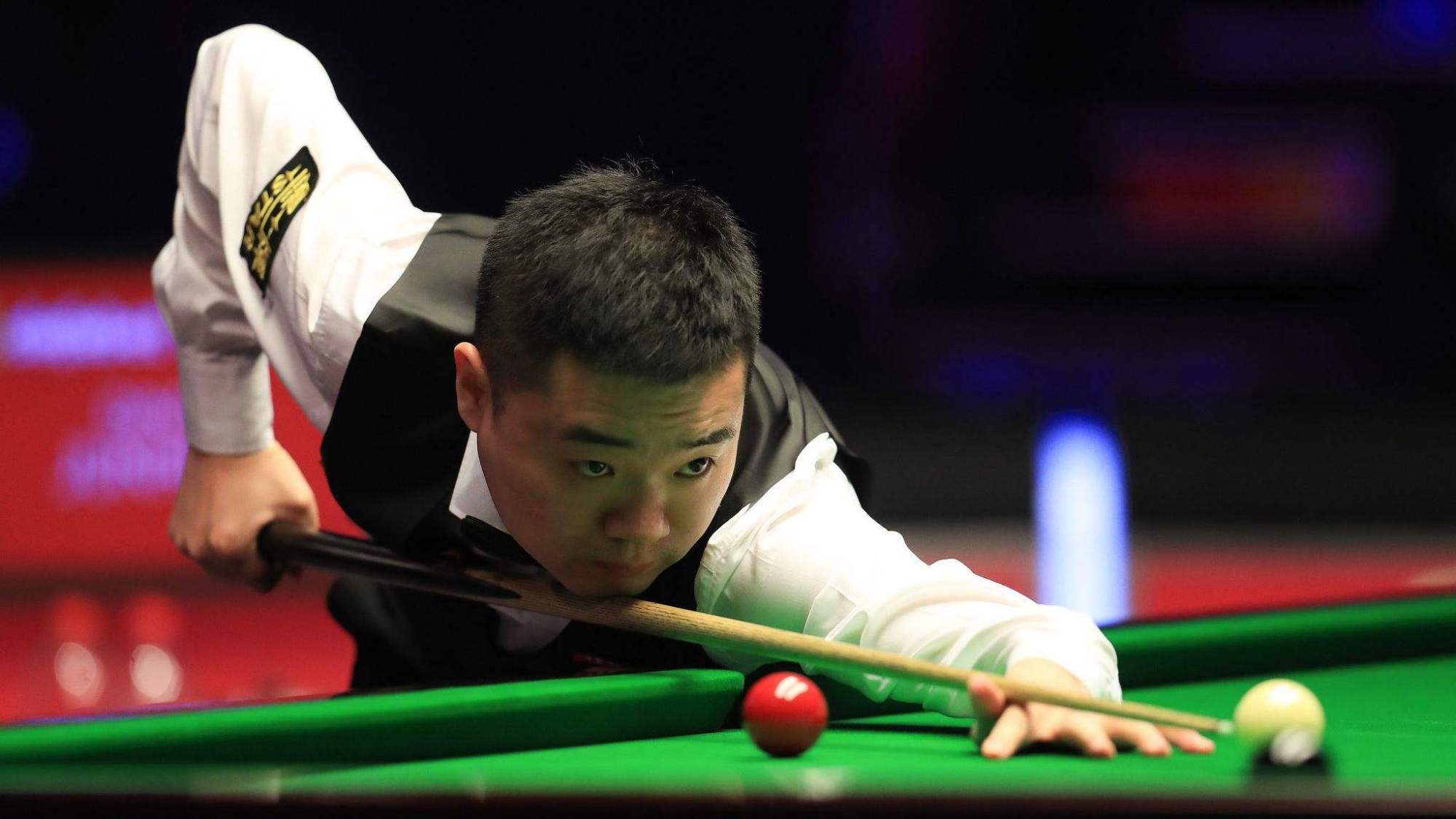 33岁丁俊晖近况：与妻子在家练瑜伽，表情痛苦，中式英文令人发笑