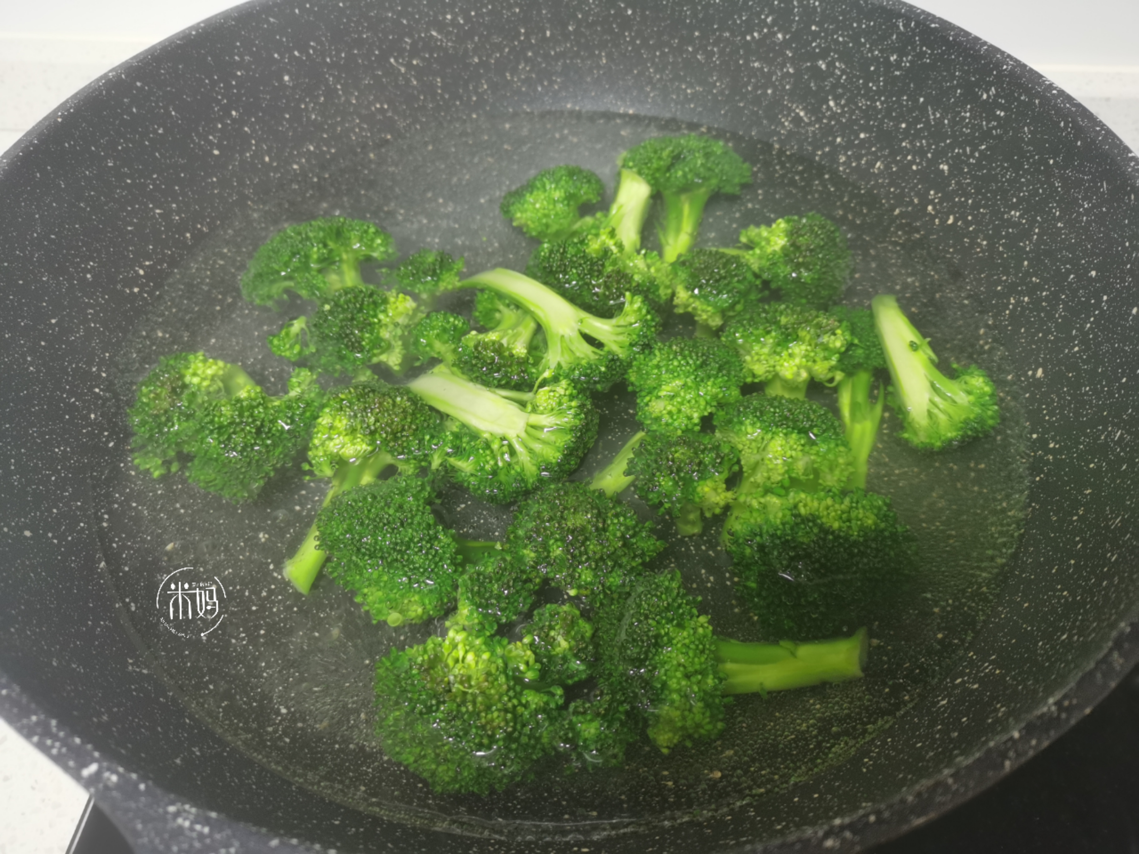 炒西兰花千万别焯水大厨教你一招,炒西兰花切记不要直接焯水