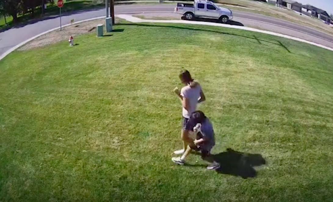 有人踩踏草坪怎么解决,有人在踩踏草坪解决办法