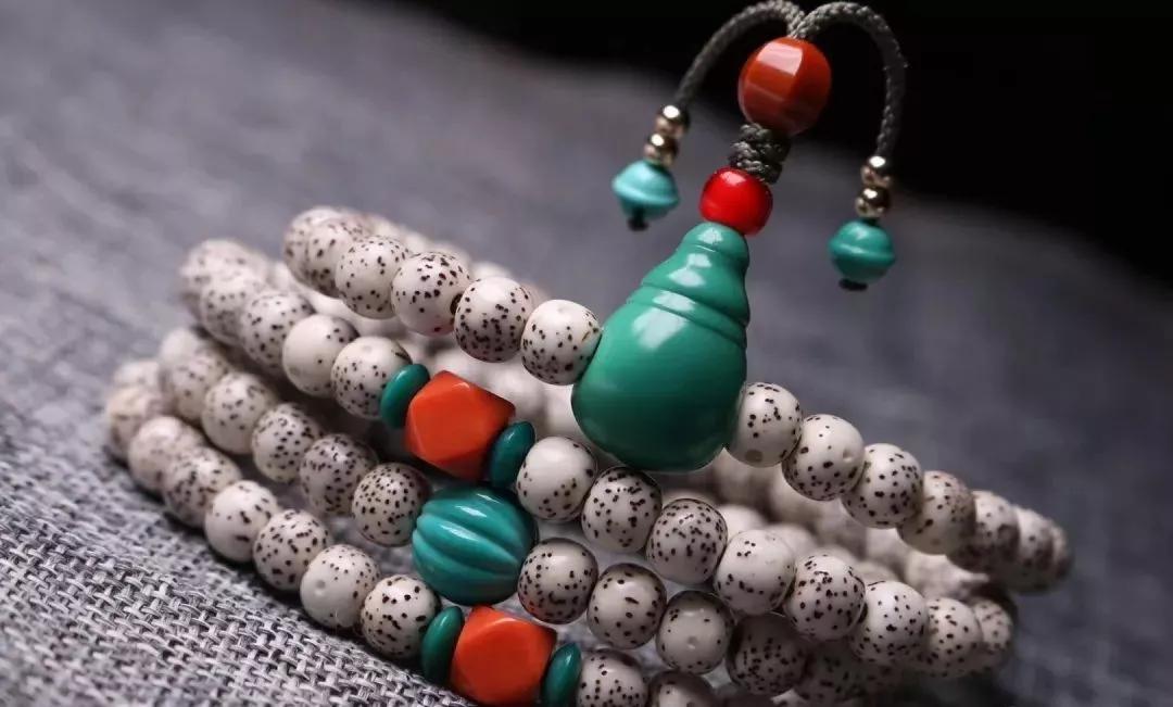 手串配饰选啥材质假货少,手串配饰自己选择搭配