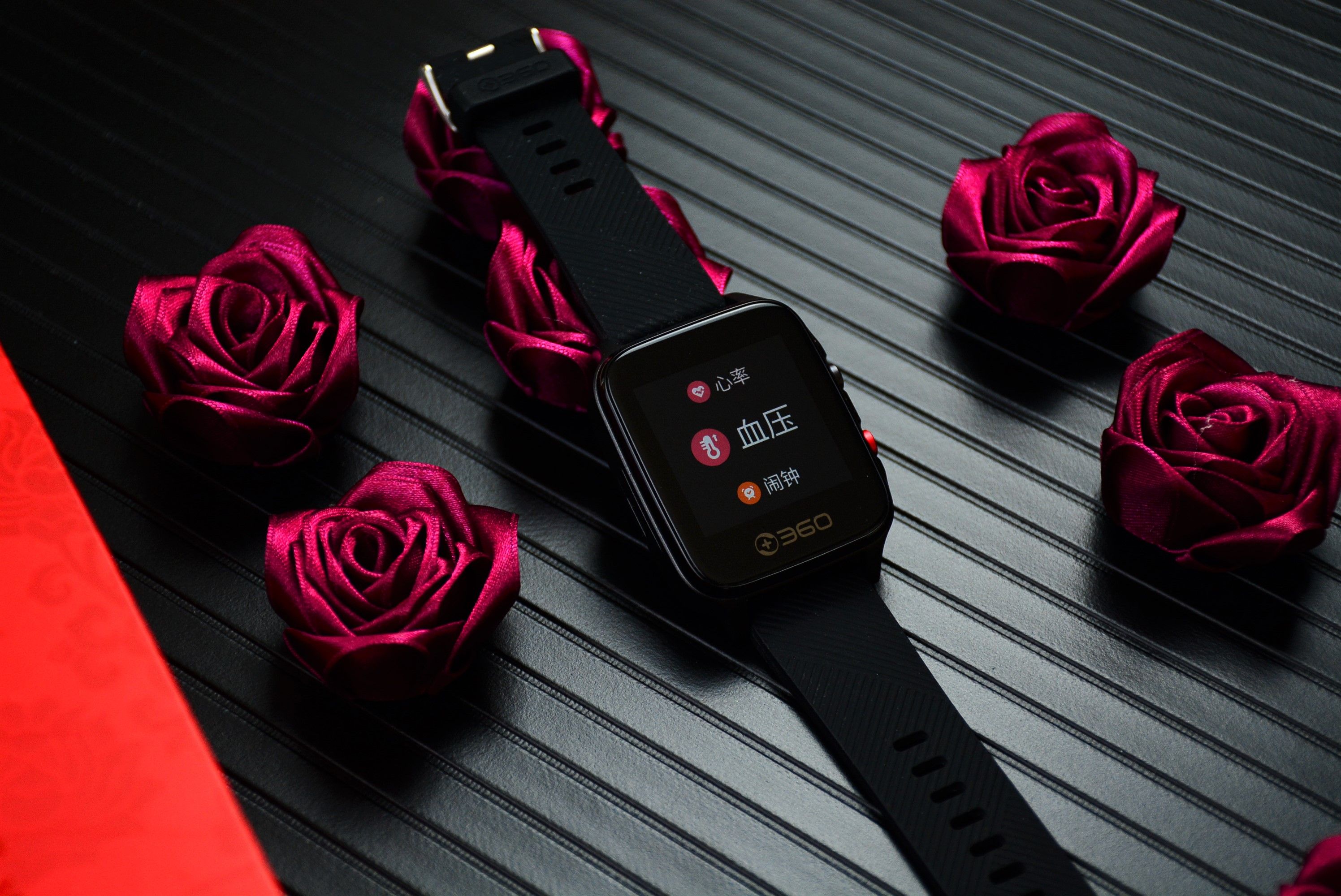 父母不来城里，只在老家，我用360手表Pro监测他们健康