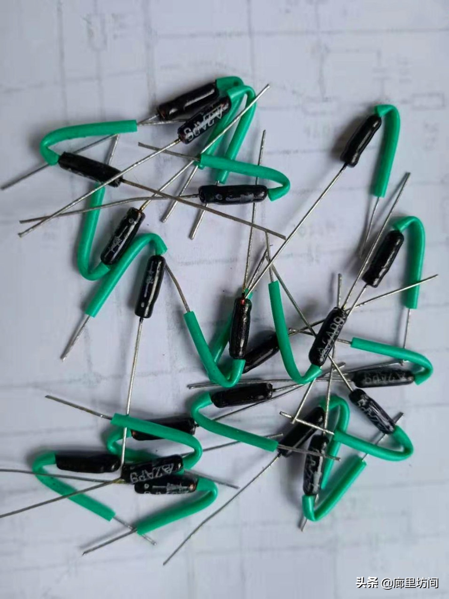 80年代老物件在墙上挂着的收音机,60年代收音机老物件