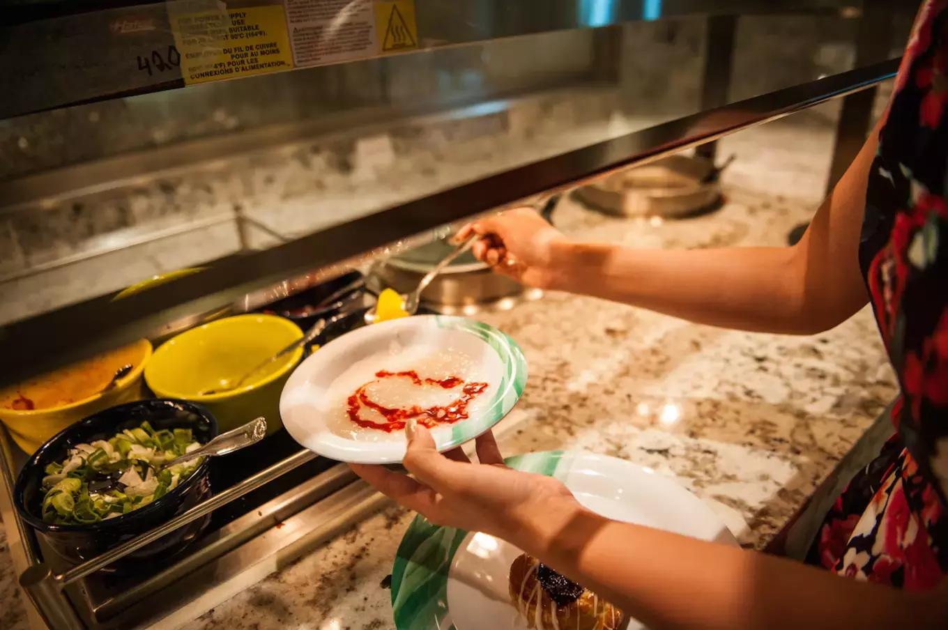 环球蜜月的小两口，免费上了一座价值8亿欧元的邮轮