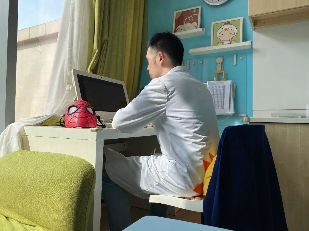 为了让小朋友不羞羞，儿科医生戴上“蜘蛛侠”面具来看诊