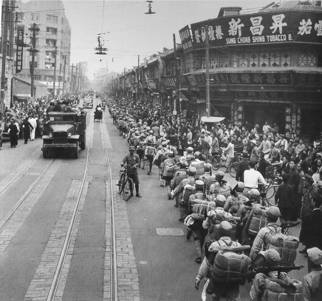 1949年，他设计的五星红旗当选为*旗国**，毛主席盛赞：就是要大团结