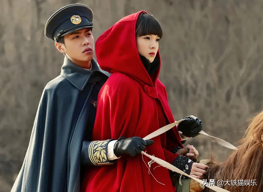 民国军装男神霸气出场,成毅帅气军装