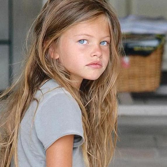 法国被封为最美丽女孩初长成穿泳衣秀马甲线脱去冷淡青涩