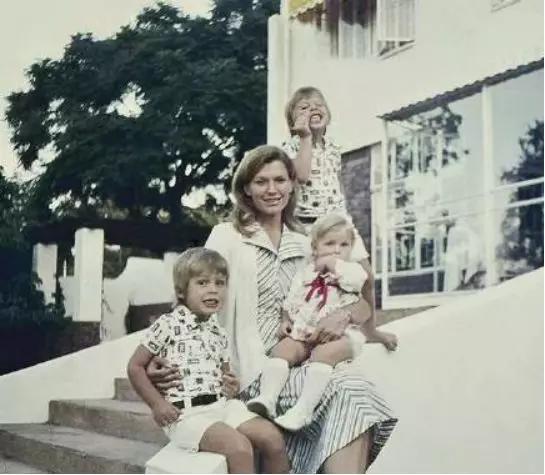 60岁拍裸照，惊艳T台，培养出身价200亿儿子：年龄从来不是问题