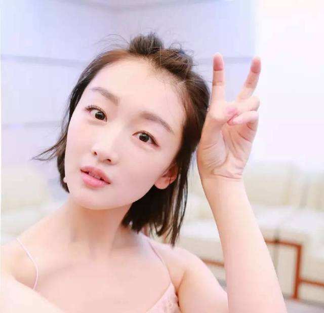 周冬雨：出道即巅峰，成最年轻双料影后，背后却离不开这两个男人