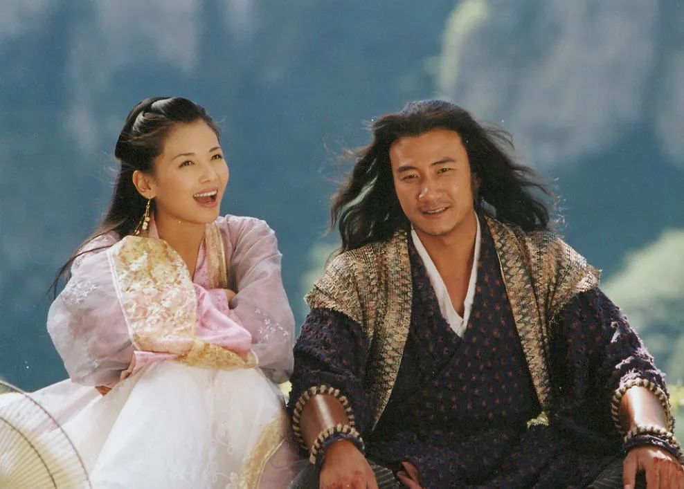 天龙八部乔峰把马夫人抱在怀里,天龙八部胡军版乔峰插刀