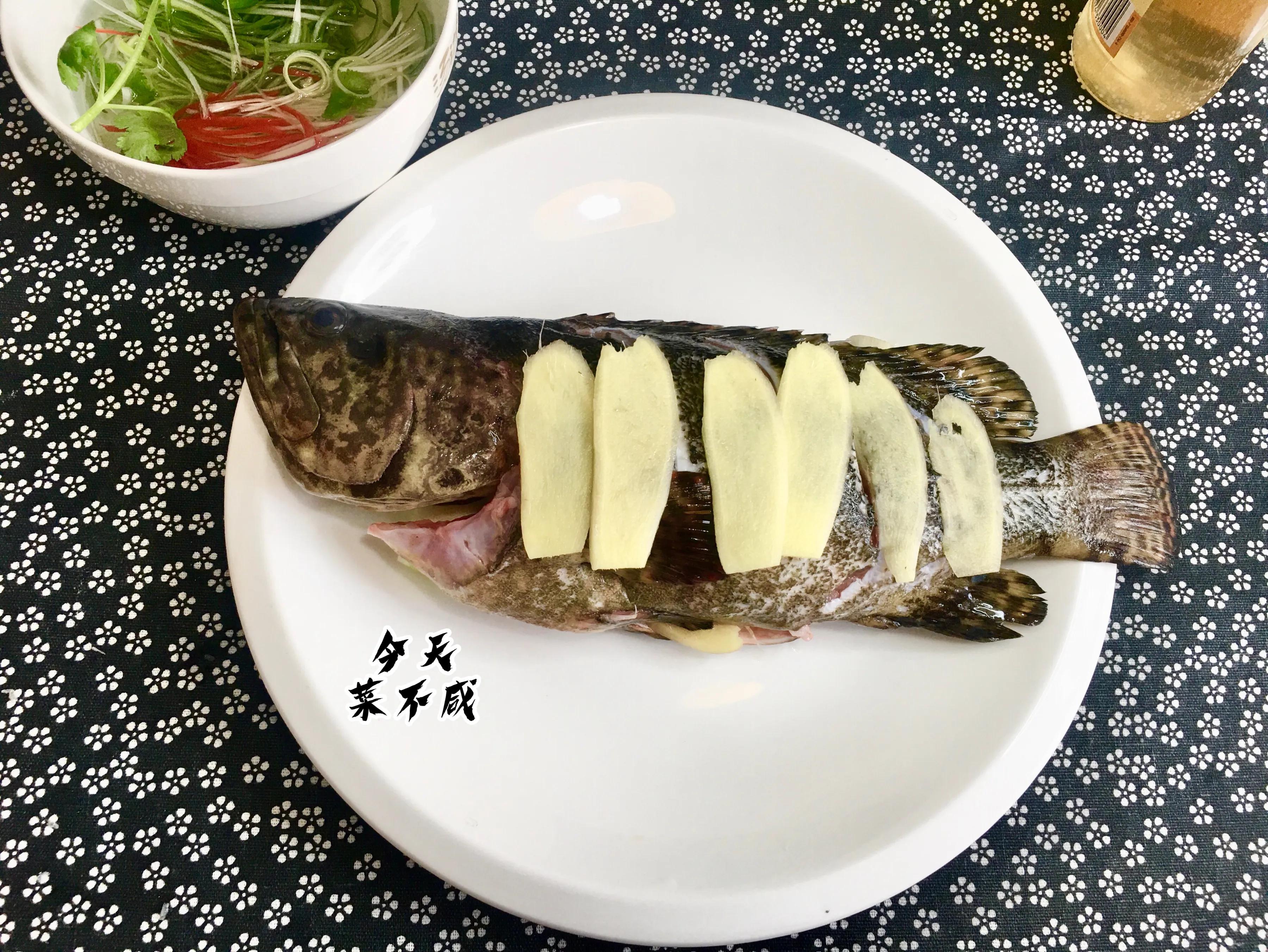 石斑鱼先倒蒸鱼豉油还是先泼油,清蒸鱼石斑鱼放什么调料