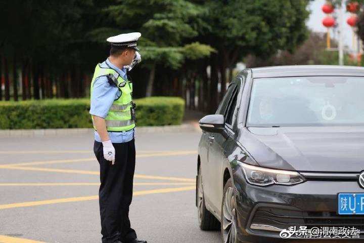 护航十四运交警救助事故伤者,护航十四运公安