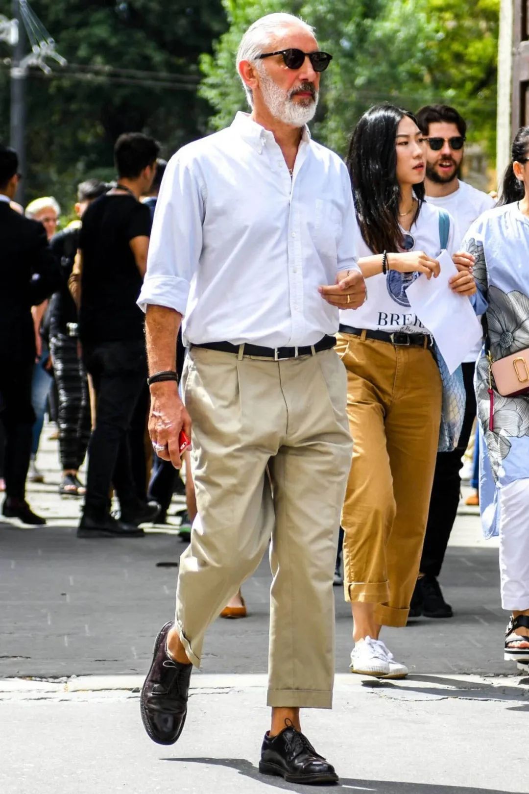 冬浅卡其裤搭配什么上衣,浅卡其休闲裤搭配什么上衣