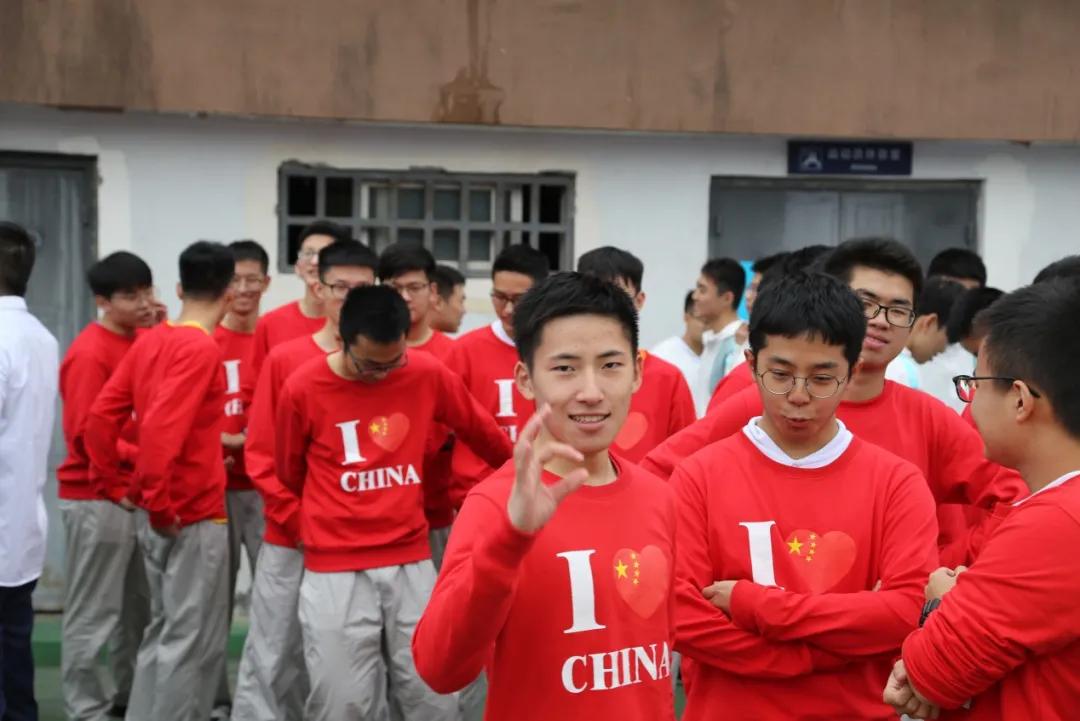 杭州十四中一群毕业生建了微信群，全是清华、北大、复旦…聊天内容却让人流口水