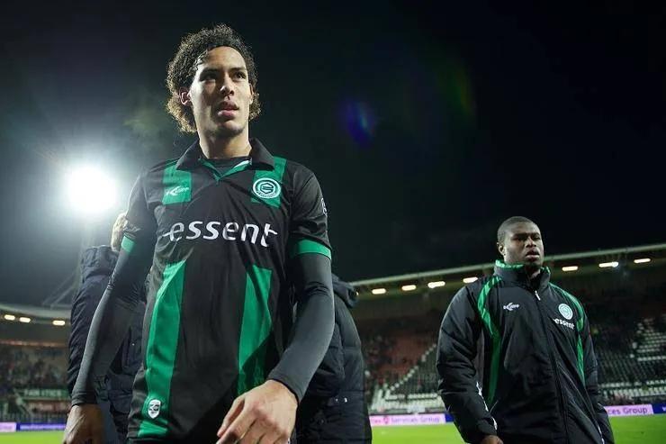 范戴克飞铲被队长教训,范戴克洗碗工客家人