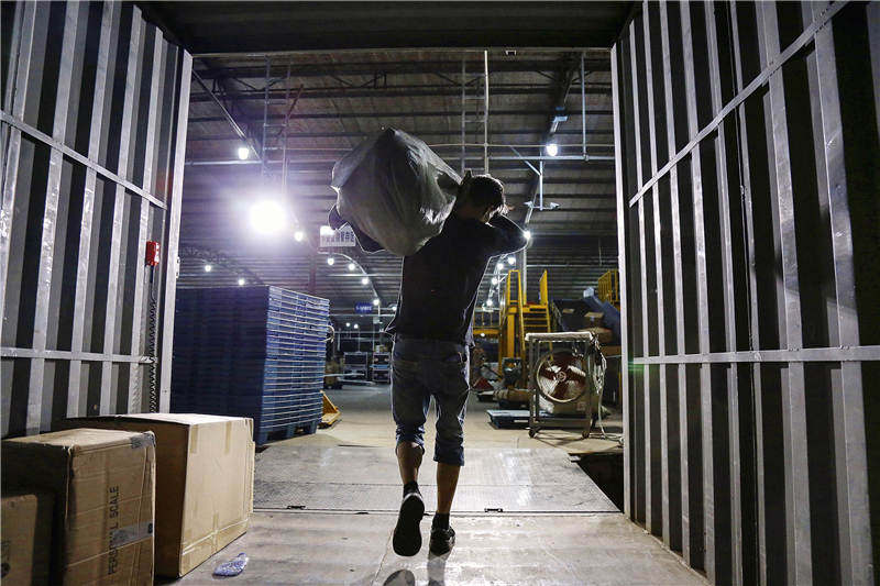 快递业的卡车司机们：一天只吃1顿饭也可能耽误时效、犹豫2秒钟单子就被抢走、一不留心货还会被偷走