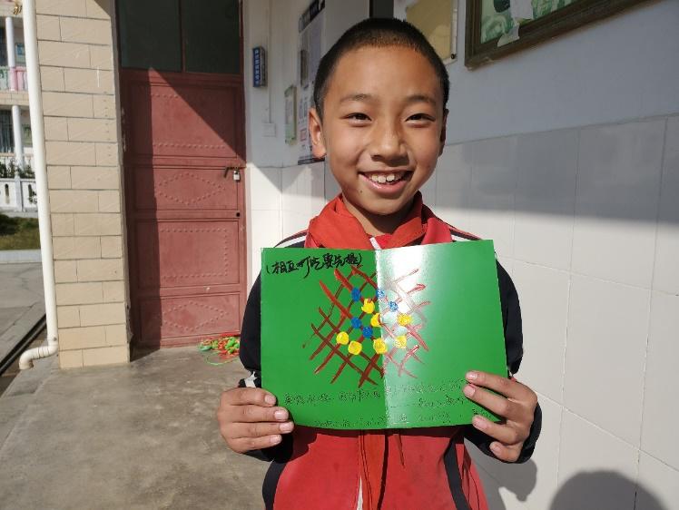 通宵为云南孩童手绘贺卡唐可云老师让黑白围棋炫彩起来