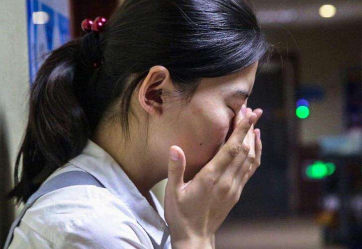 怀孕8个月肚子突然“变硬”，孕妈哭的稀里哗啦，医生却一脸淡定