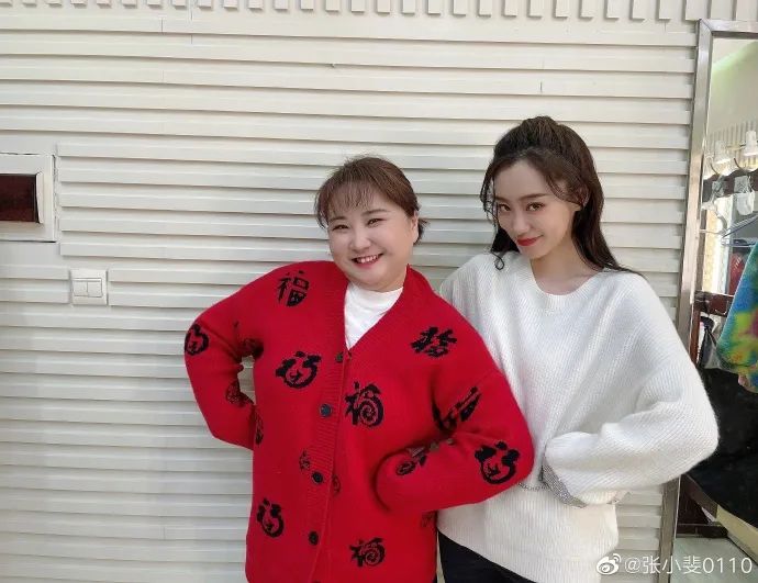 春晚时尚图鉴：热巴杨幂的红裙、王菲刷碗手套和董卿李思思的口红