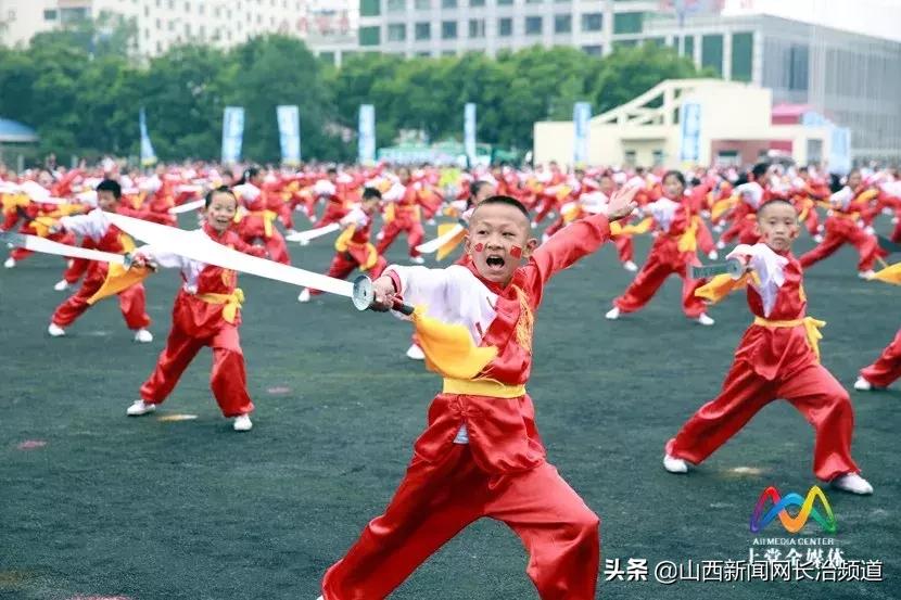 万人空巷见证圣火传递现场！青春的上*党**，豪情飞扬