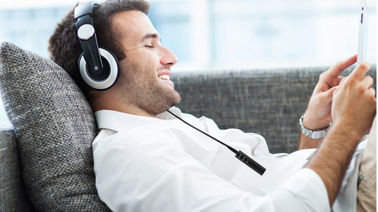 想在低配车内蹦迪？改造车机还不如装个接收器，也就一顿饭钱