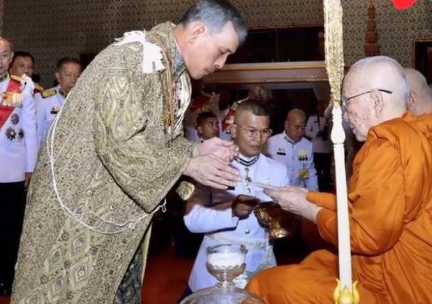 泰王跪拜僧王完整版,僧王用给泰王下跪吗