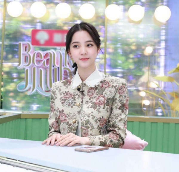 欧阳娜娜穿黑西服的模样,欧阳娜娜21岁穿的哪件衣服