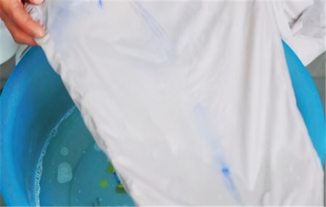 黑色签字笔漏墨到衣服上怎么洗,签字笔字迹弄到衣服上怎么清除