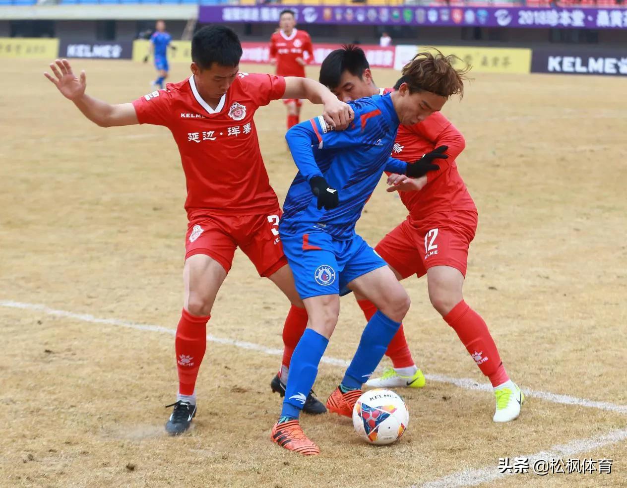 中国足球球员月薪7000,足球两极分化