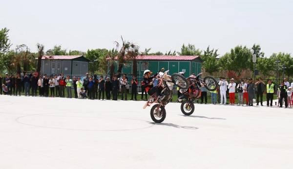 中国首届撞车大赛在西安阎良石川河极限运动中心隆重举行