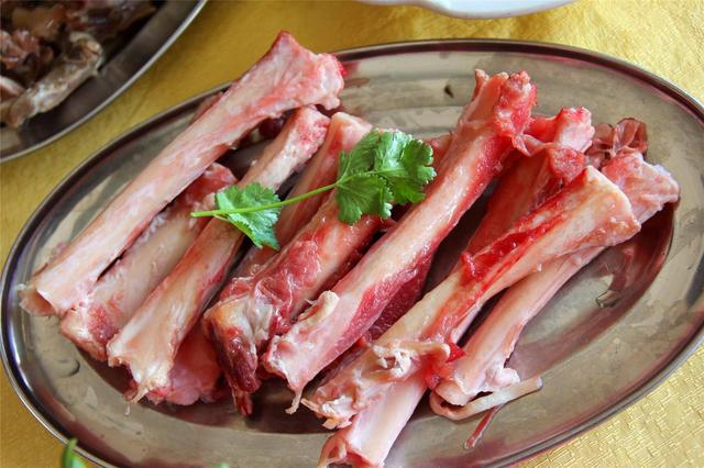 熬猪骨汤用哪些中药,猪大骨熬的白汤有什么