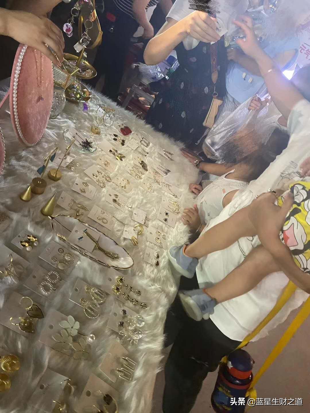 摆摊卖耳饰生意惨淡24年,摆地摊耳环卖18一对贵吗