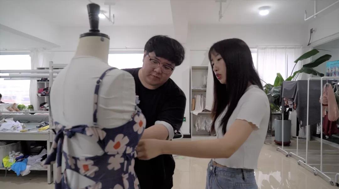 东北魔幻泳装小城，工人月入过万，承包全球40%的泳衣