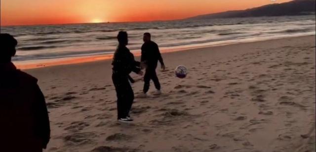 胖虎过肩摔易烊千玺造型师，千玺乱入视频，粉丝：狗啃刘海仇报了