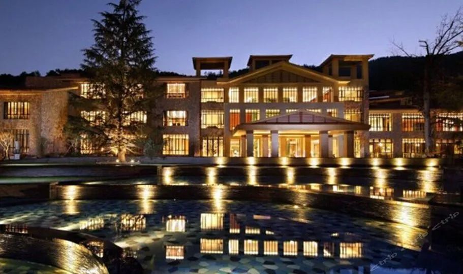 边泡温泉边潜水,边泡温泉边享用