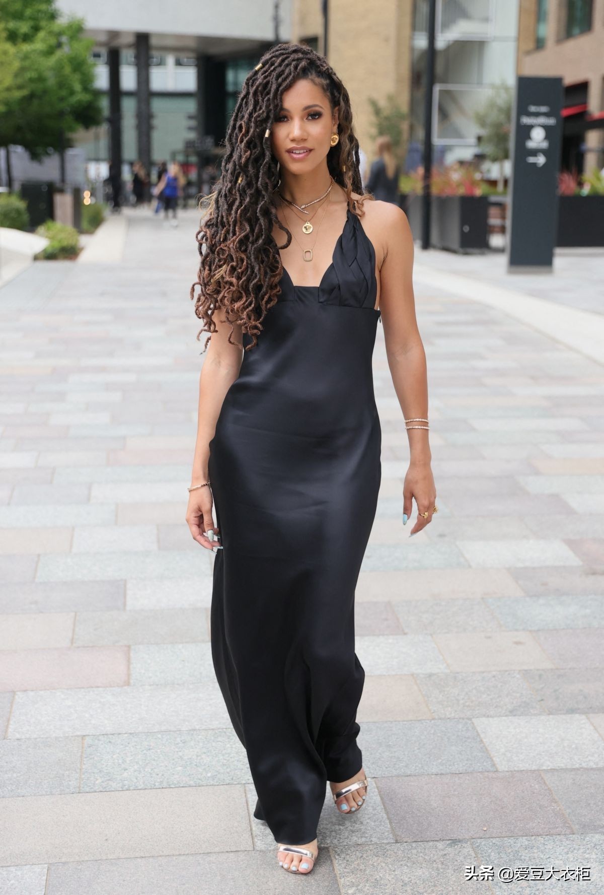 赛琳娜红色吊带长裙街拍,玛琳娜惊艳写真集