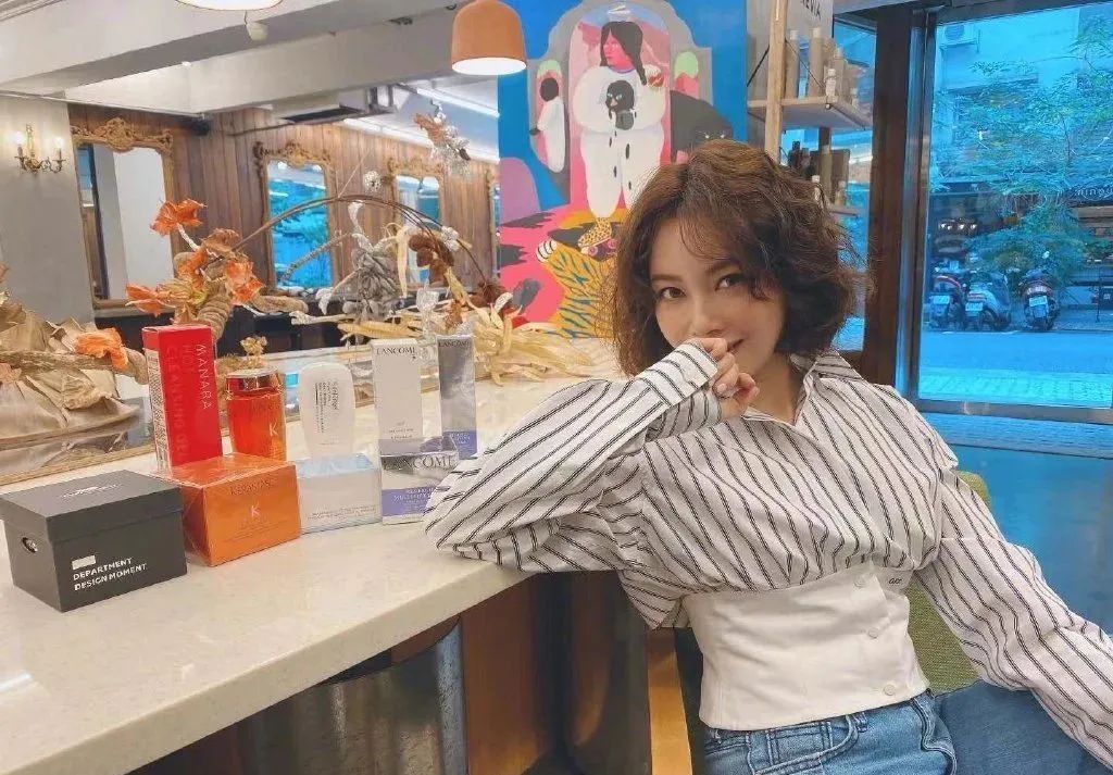 玉女歌手拒绝大佬*规则潜**背上巨额违约金！为还债走穴捞金无人识