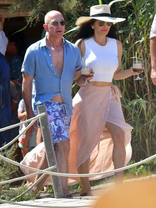 贝佐斯女友桑切斯日常生活,贝佐斯第二任老婆桑切斯简介