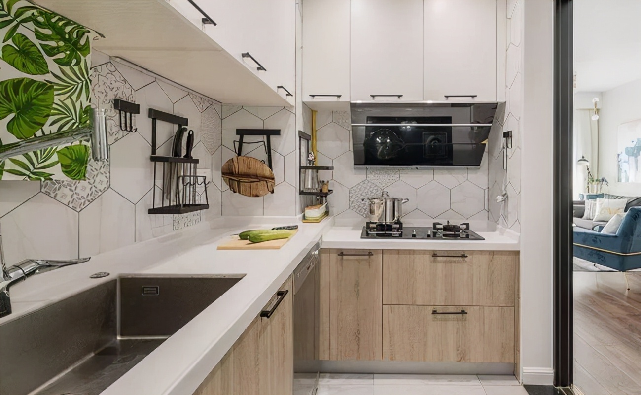 吸油烟机和排风扇的区别,排气扇和抽油烟机哪个更实用