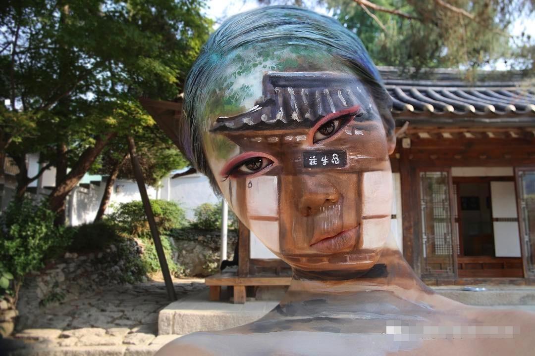 南韩姑娘脱去上衣：创“三体幻妆隐形术”，皮肤作画狂圈63万粉