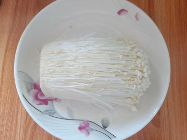 金针菇也可以这样做香辣可口,金针菇别再涮火锅了这样做更好吃