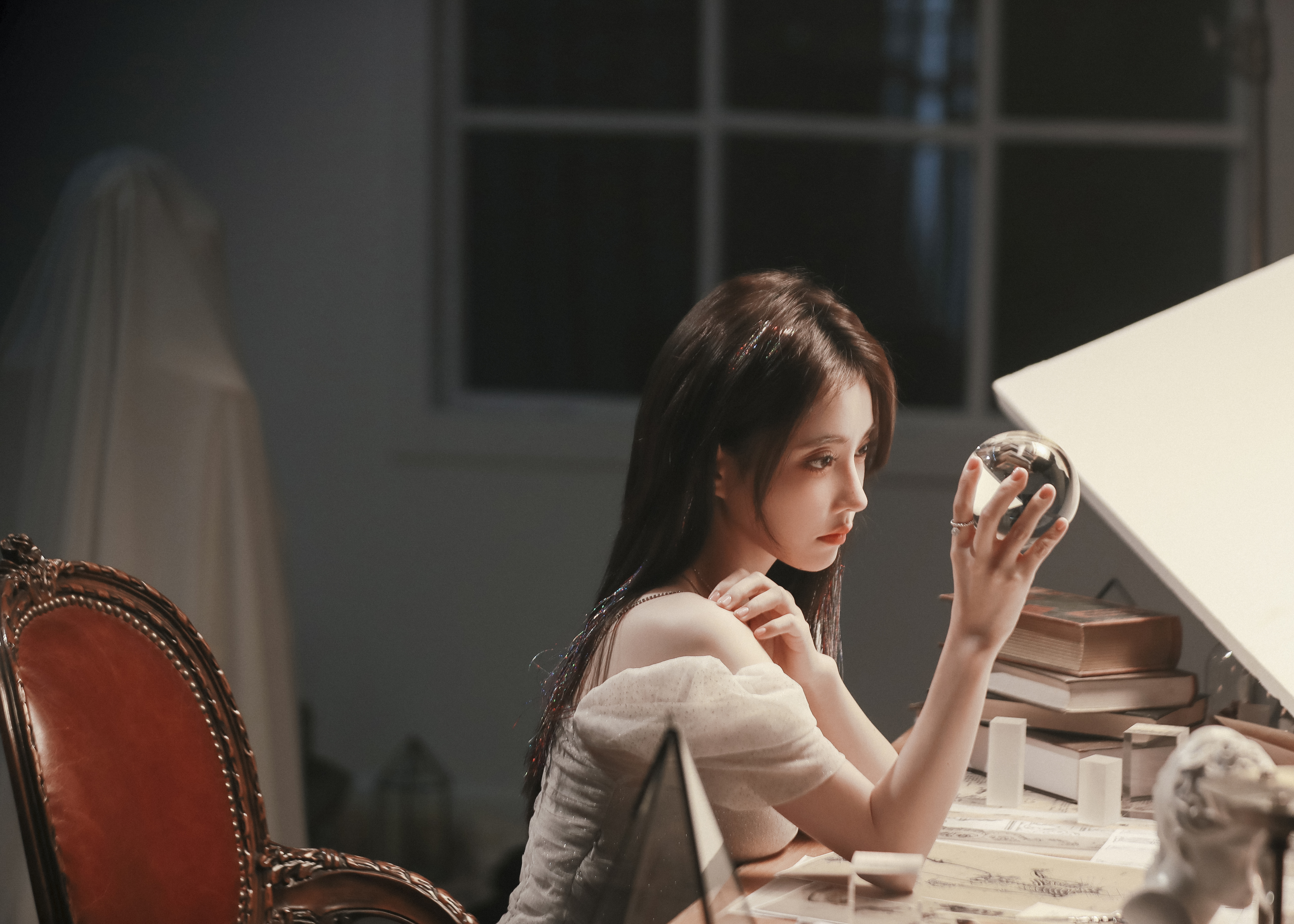 从广播体操到女团舞，冯提莫再次刷新认知，新MV《窥》好飒